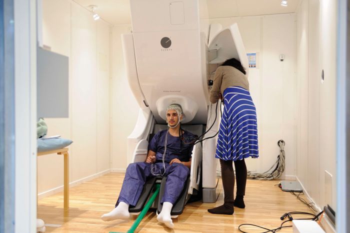 Patient installé dans la machine à magnétoencéphalographie